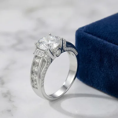 Bague moissanite ronde en argent sterling – image 3