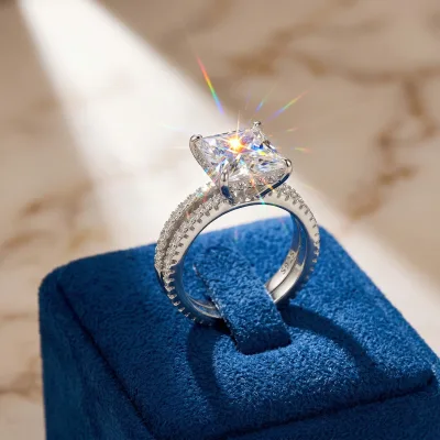 Bague moissanite taille princesse