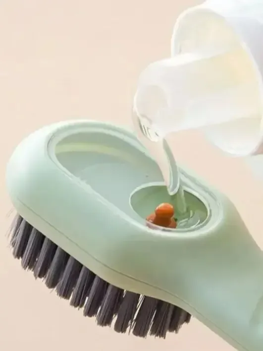 Brosse à chaussures verte avec réservoir