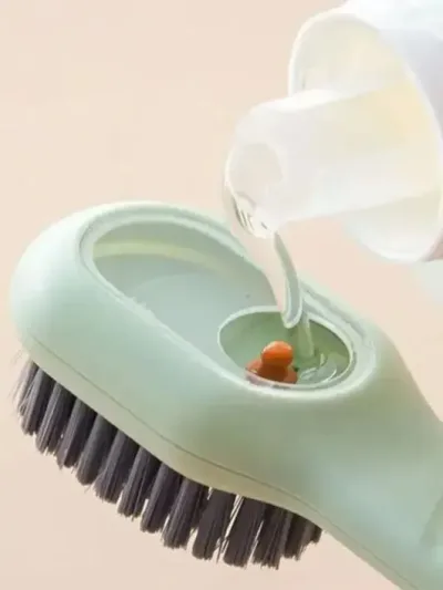 Brosse à chaussures verte avec réservoir