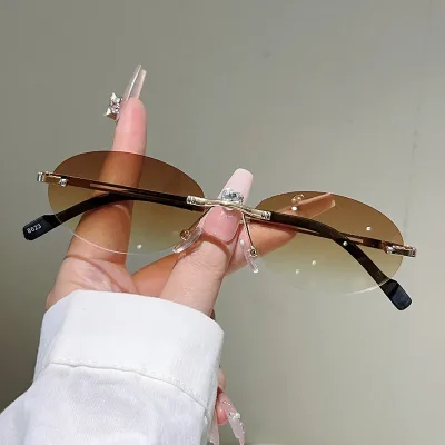 Lunettes de soleil ovales sans monture – image 3