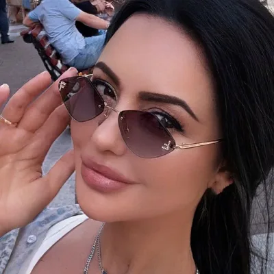 Lunettes de soleil sans monture en losange – image 2