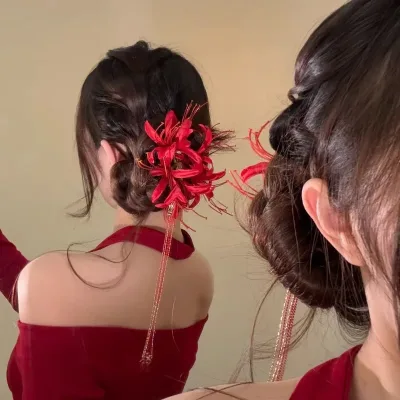 Pince à cheveux fleur rouge à pompon – image 3